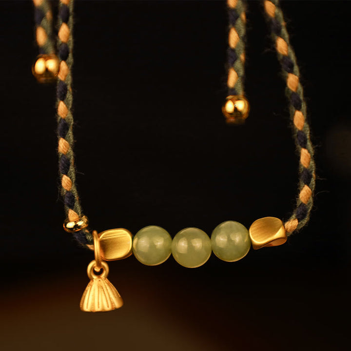 Armband Jade Lotus – Glück mit grünen Perlen Golddetails Seil