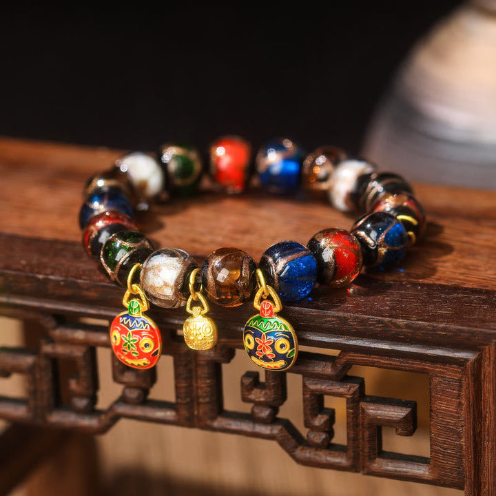 Armband Fünf Elemente – Glück Balance mit bunten Perlen Holzoberfläche