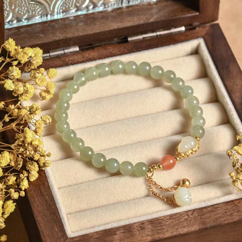 Jade Armband mit Perlen und goldenem Verschluss elegantes Design.