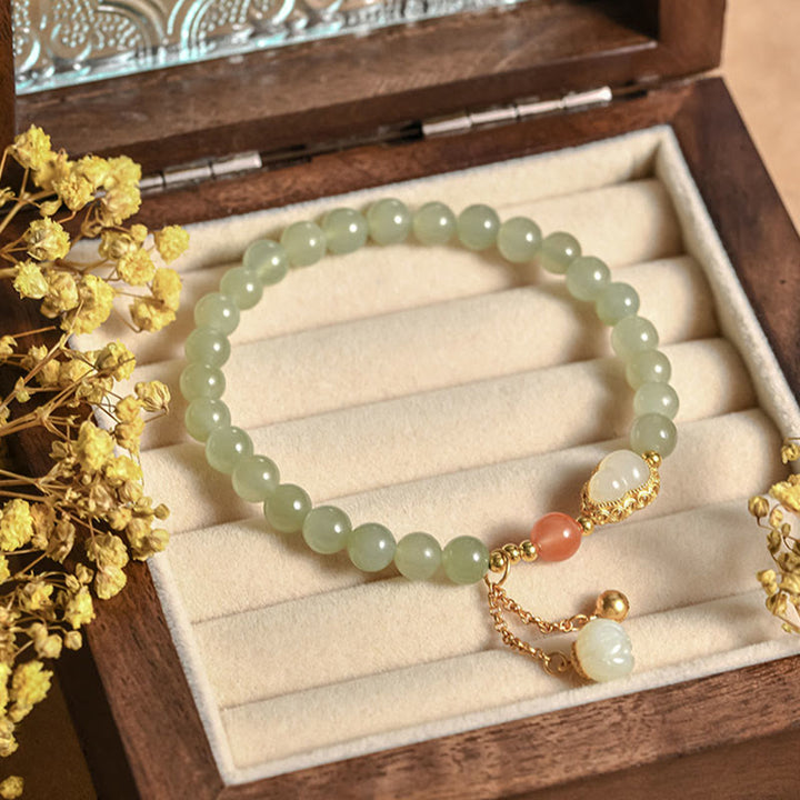 Jade Armband mit Perlen und goldenem Verschluss elegantes Design.