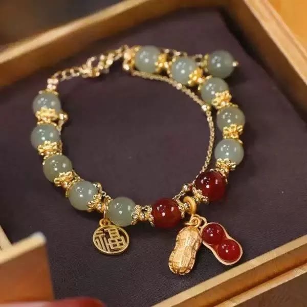 Jade Armband mit Fu-Zeichen Charm, Glück und Wohlstand symbolisierend.