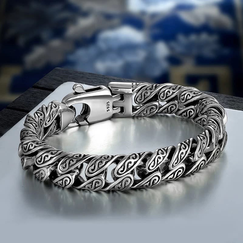 Silbernes Armband Vintage Tang Dynastie Blume auf Tisch präsentiert