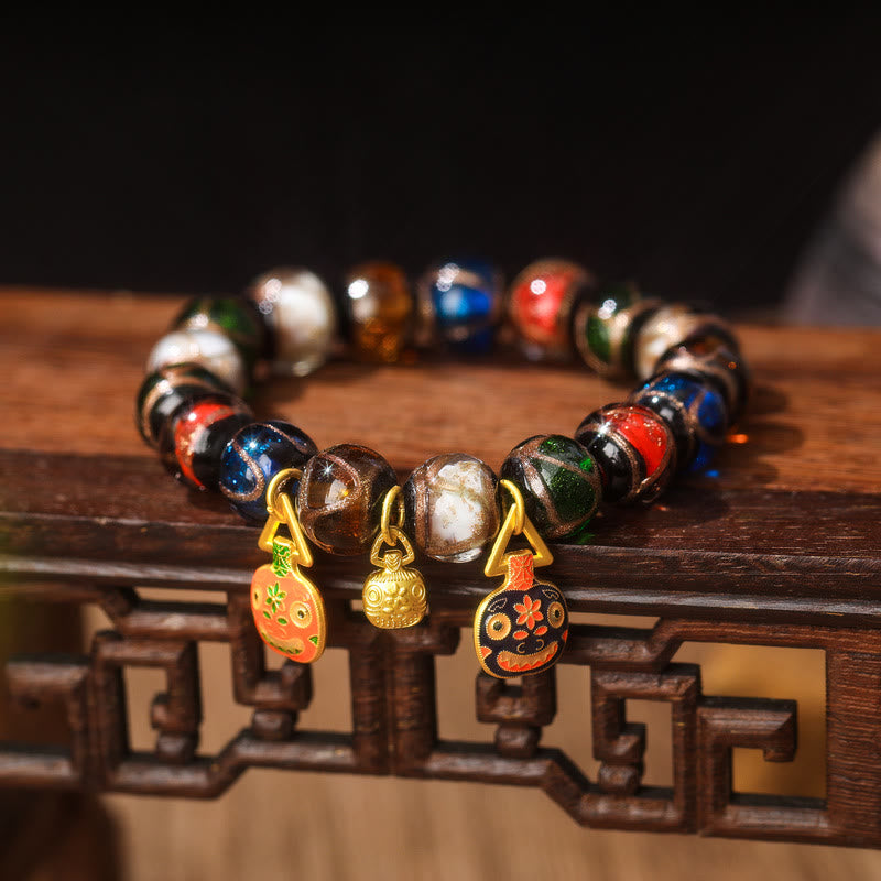 Armband Fünf Elemente – Glück Balance mit bunten Perlen Holzoberfläche