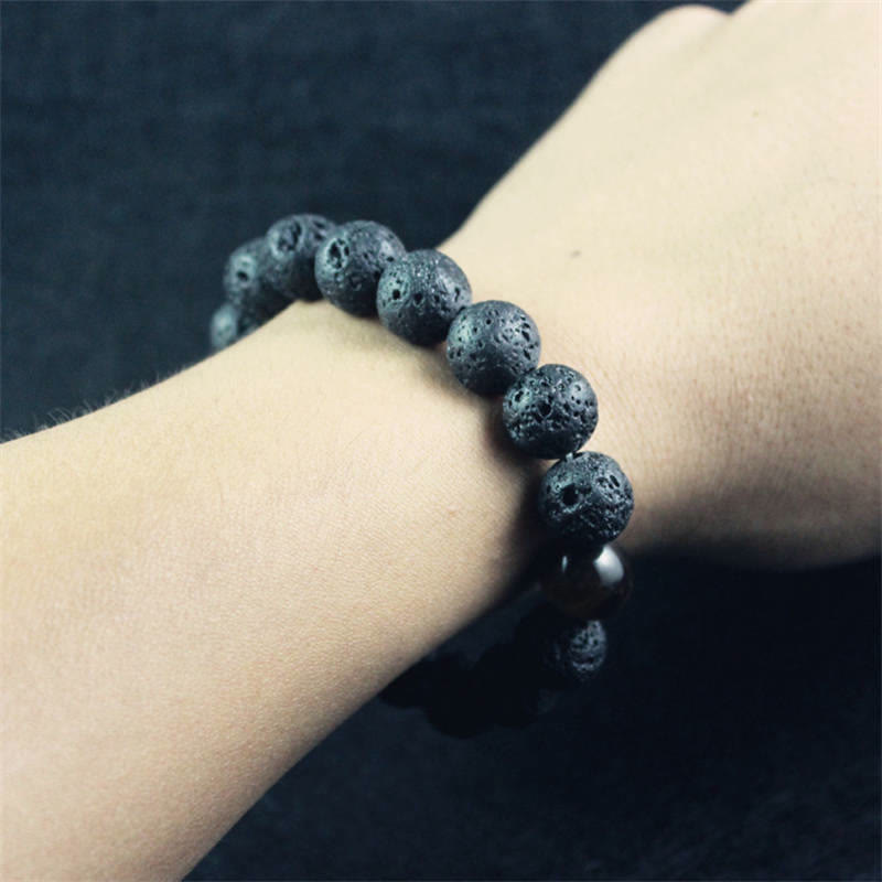 Armband Tigerauge mit grauen Perlen am Handgelenk getragen Naturstein