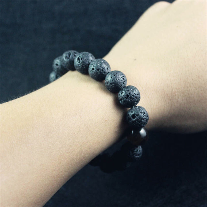 Armband Tigerauge mit grauen Perlen am Handgelenk getragen Naturstein