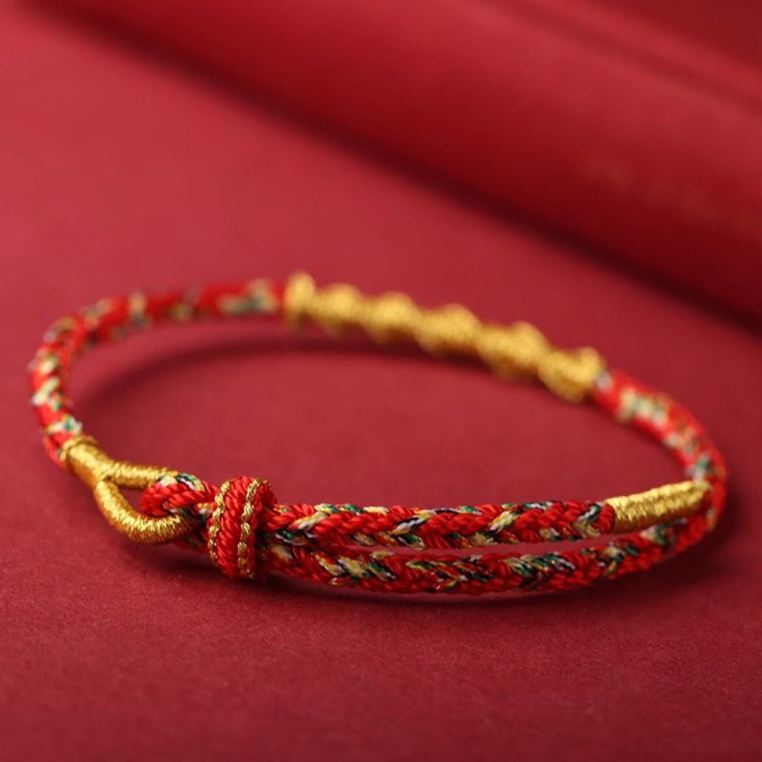 Rotes Armband Chinesisches Tierkreis – Schutz & Stärke mit Goldfäden Flachaufnahme