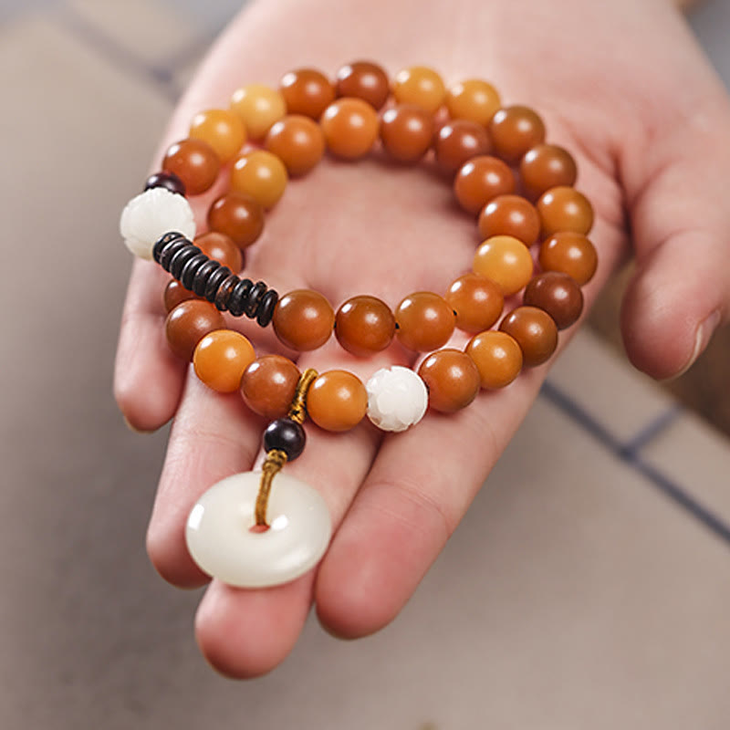 Bodhi Jade Lotus Armband mit braunen Perlen Frieden Handgelenk getragen