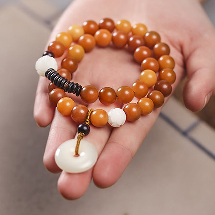 Bodhi Jade Lotus Armband mit braunen Perlen Frieden Handgelenk getragen