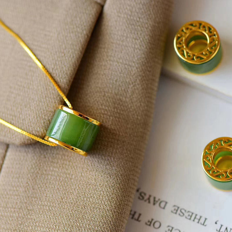 Kette Jade Lotus – Echter Naturstein – Grüne Jade Kette Lotus Anhänger goldfarben eleganter Naturstein Schmuck