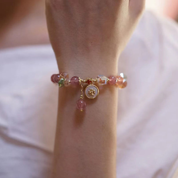 Armband Erdbeerquarz Kleeblatt am Handgelenk rosa Naturstein Glück Heilung