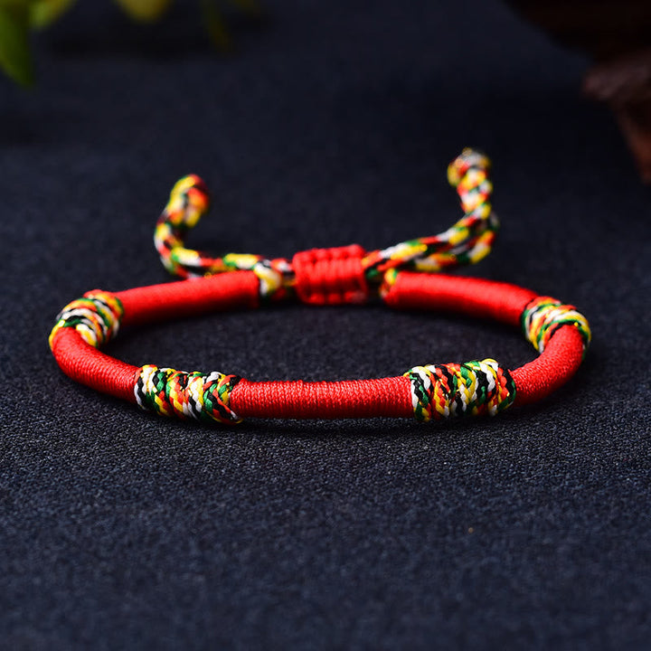 Rotes Armband – Schutz & Glück Balance mit bunten Bändern elastisch.