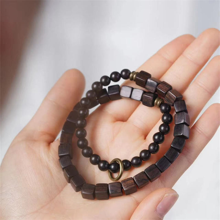 Armband Ebenholz – Frieden mit schwarzen Perlen Handgelenk getragen