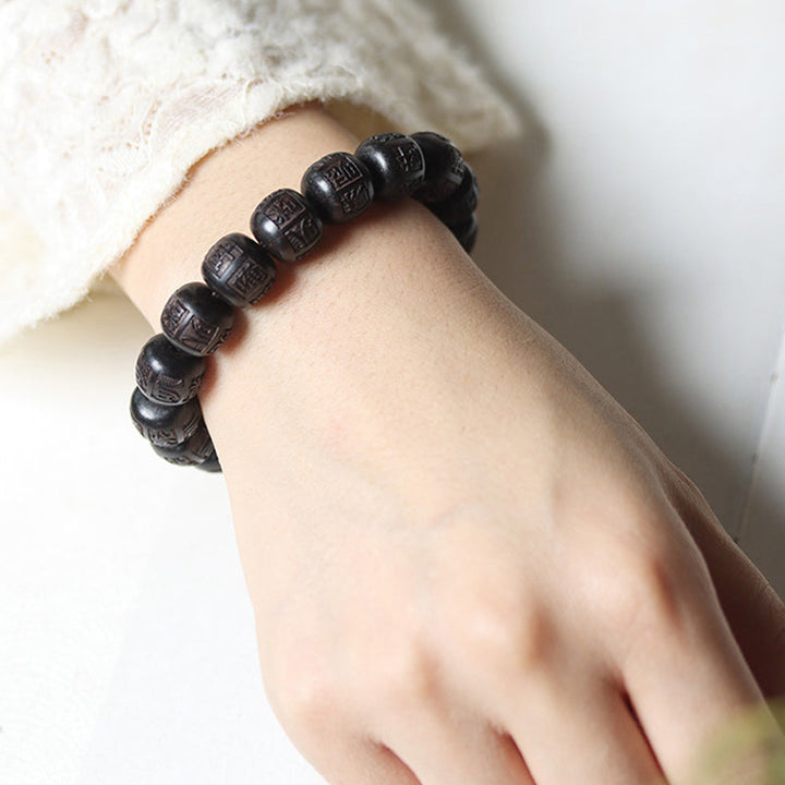 Ebenholz Armband mit Om Mani Padme Hum Perlen am Handgelenk getragen