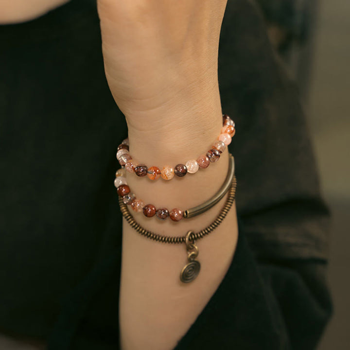 Armband Kupfer – Liebe mit braunen Perlen am Handgelenk getragen