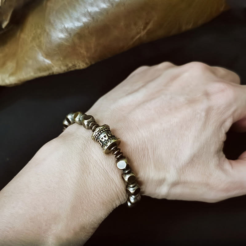 Kupfer Om Mani Padme Hum Armband mit Perlen am Handgelenk getragen.