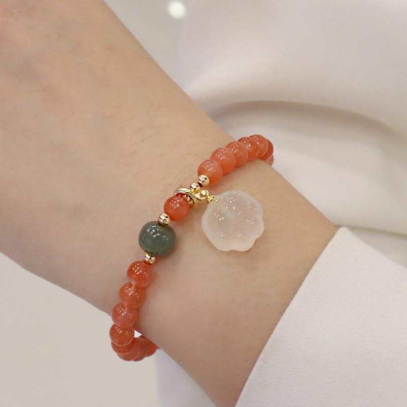 Armband Roter Achat Jade Katze am Handgelenk mit grünem Stein elegant