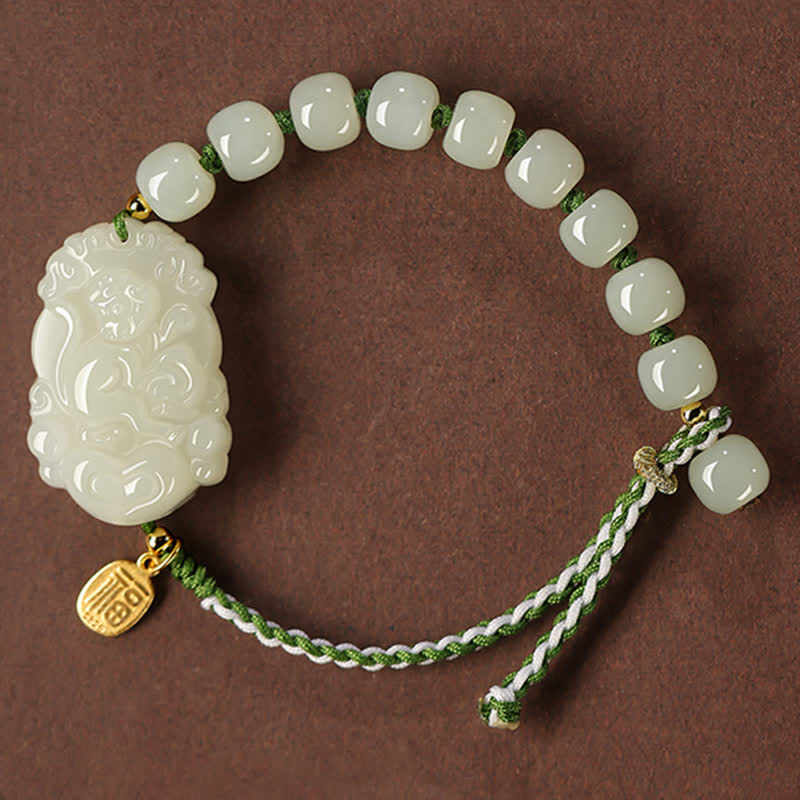 Jade-Armband mit chinesischen Perlen und graviertem Anhänger grün weiß.