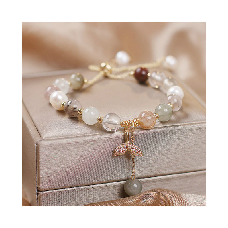 Armband Erdbeerquarz mit Perlen und goldenem Blatt-Anhänger elegant.