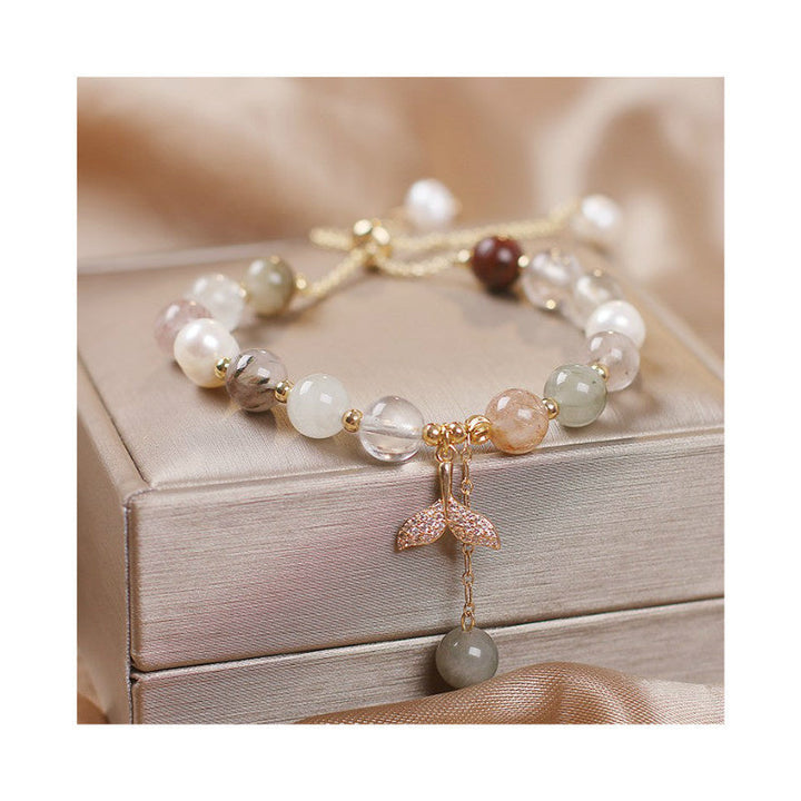 Armband Erdbeerquarz mit Perlen und goldenem Blatt-Anhänger elegant.