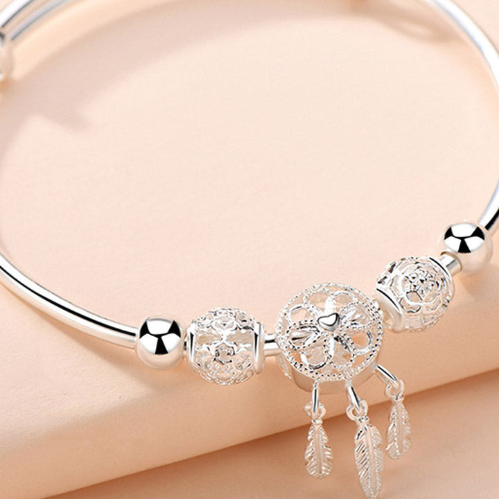 Silbernes Armband mit Traumfänger Anhänger und Perlen elegant.