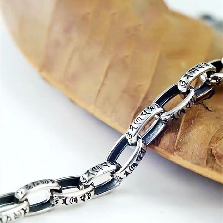 Silbernes Armband Kupfer Om Mani Padme Hum mit schwarzem Lederband getragen