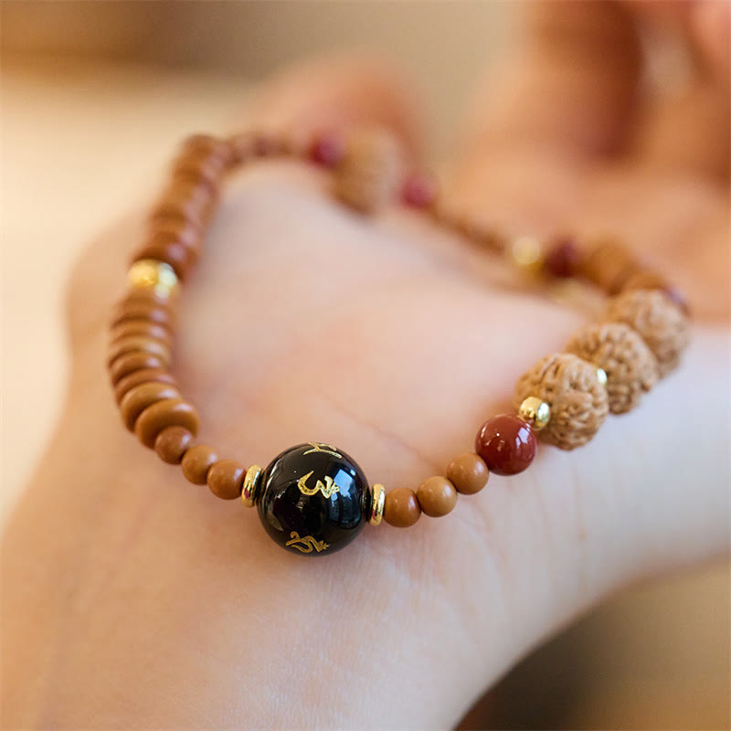 Armband mit schwarzem Onyx und Bodhi-Perlen am Handgelenk getragen
