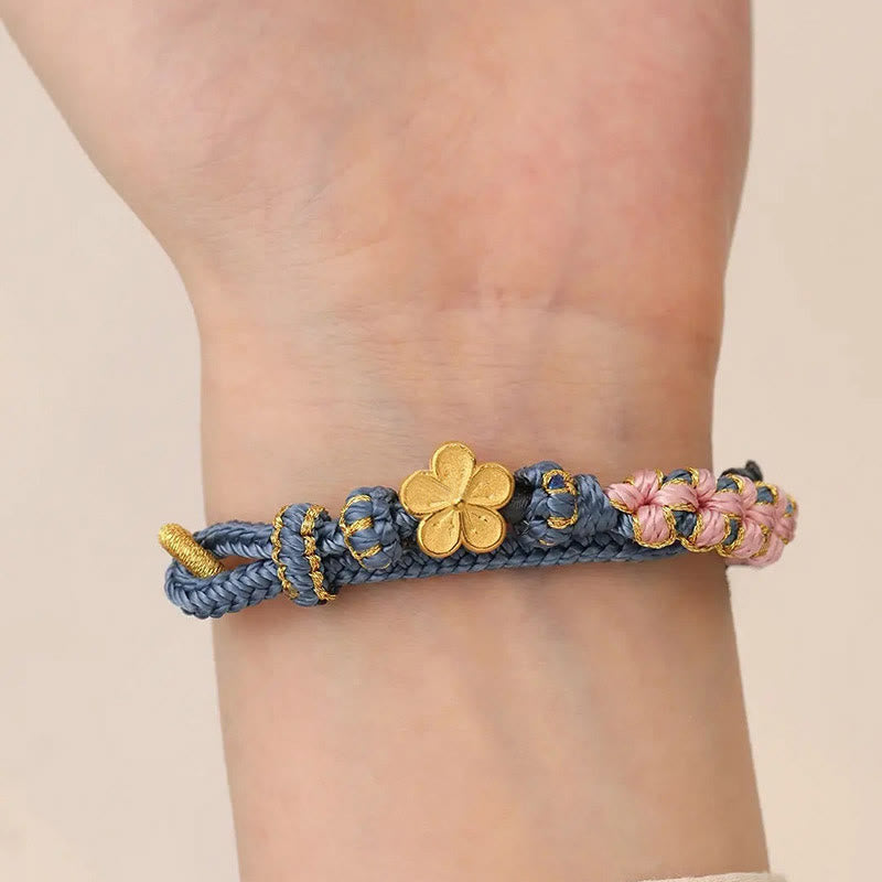 Armband Pfirsichblüte Wohlstand mit goldenem Blütenanhänger elastisch getragen