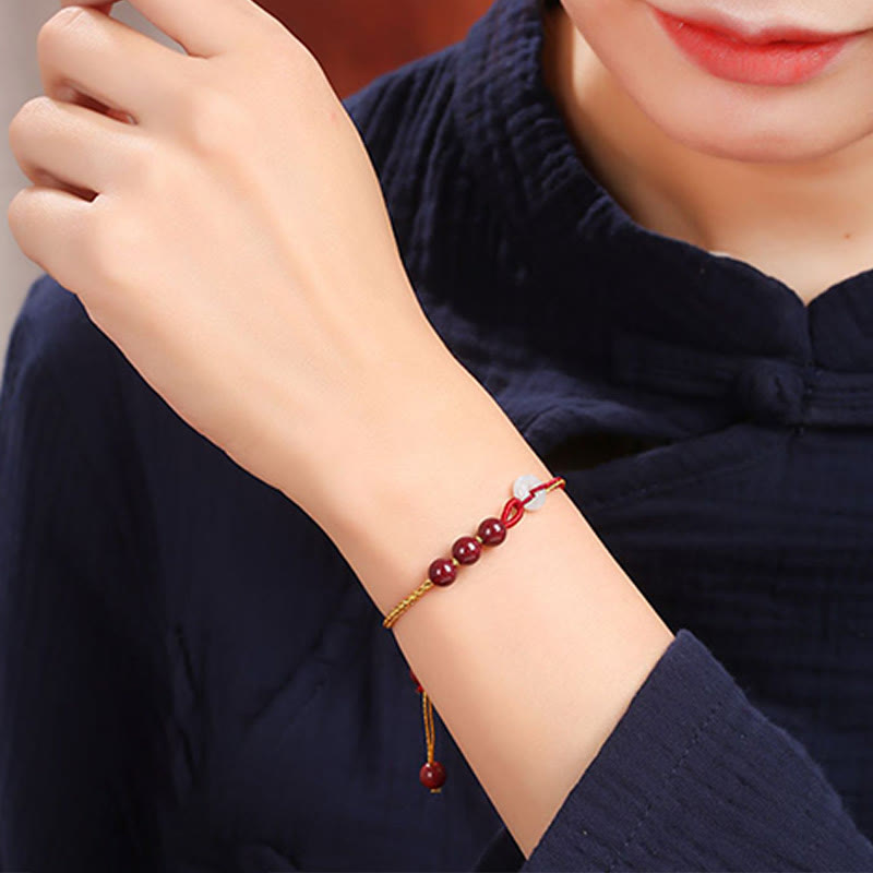 Armband Zinnober Jade am Handgelenk getragen rotes Naturstein elastisch