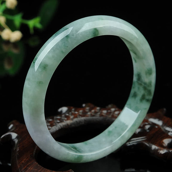Jadegrünes Armband mit natürlichen Flecken, poliert und glänzend, Glück Wohlstand.