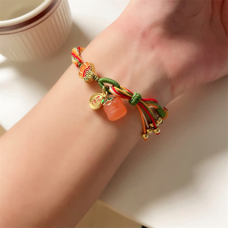 Armband Roter Achat – Stärke am Handgelenk mit bunten Fäden getragen