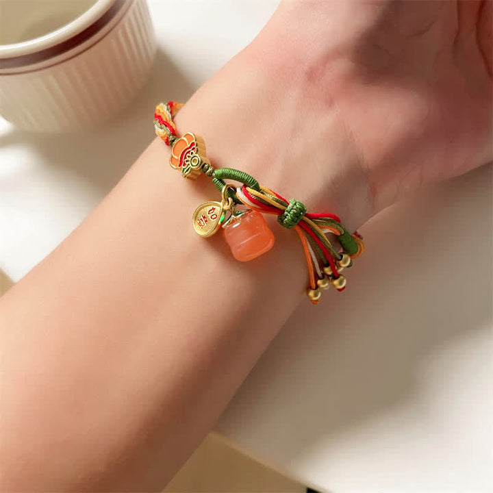 Armband Roter Achat – Stärke am Handgelenk mit bunten Fäden getragen