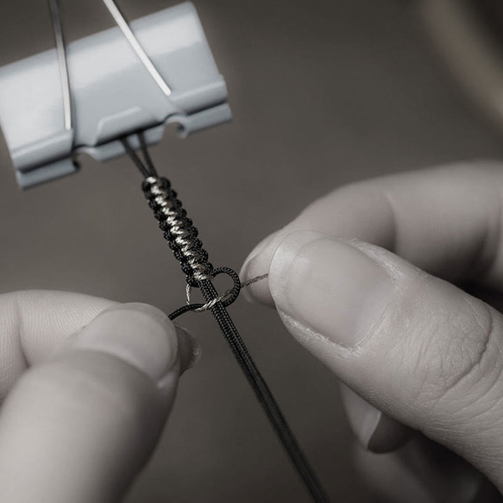 Magnetisches Armband mit schwarzem Seil am Handgelenk getragen Naturstein