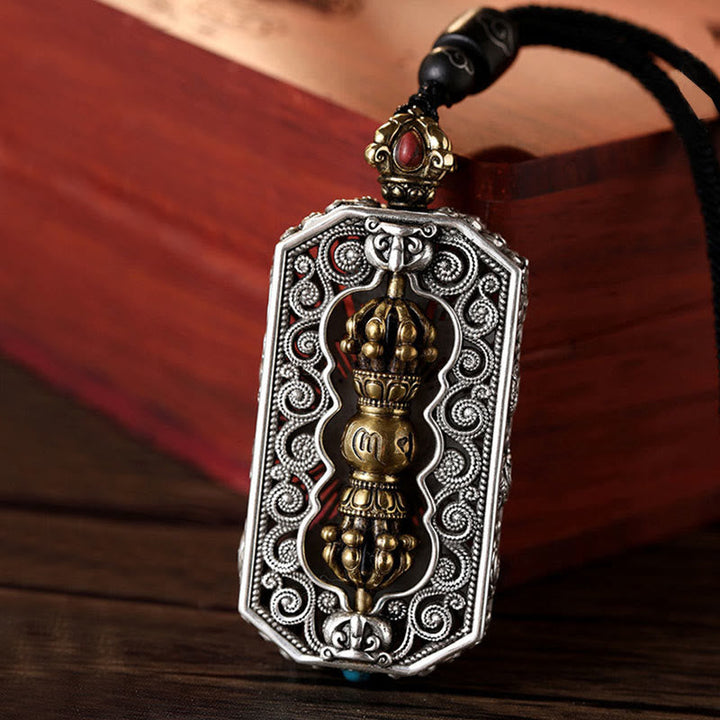 Kette Stein Vajra Lotus – Echter Naturstein – Silberne Kette Stein Vajra Lotus Anhänger mit schwarzem Band getragen