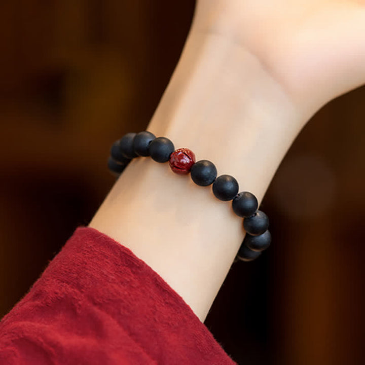 Armband Zinnober Lotus – Heilung schwarze Perlen rotes Zentrum Handgelenk