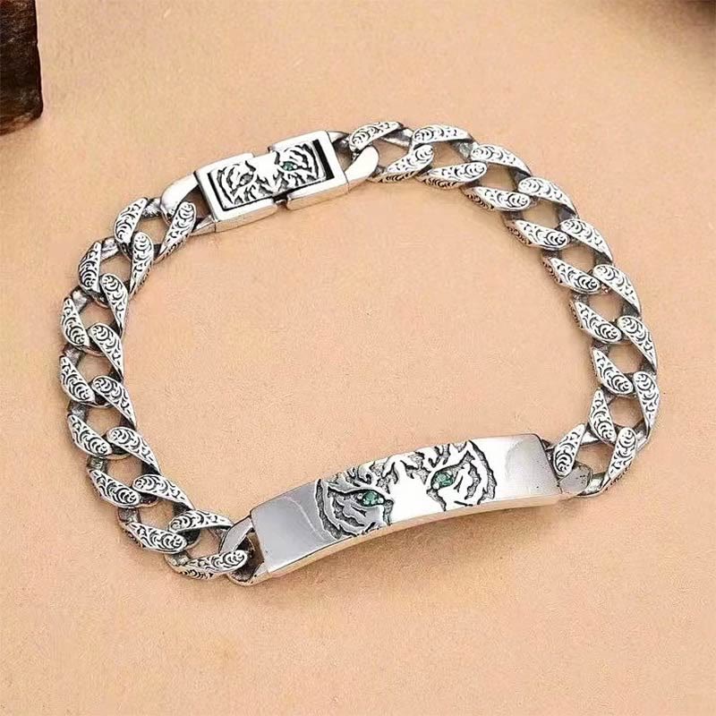 Silbernes Armband mit Tigeraugen-Motiv am Handgelenk getragen elegant