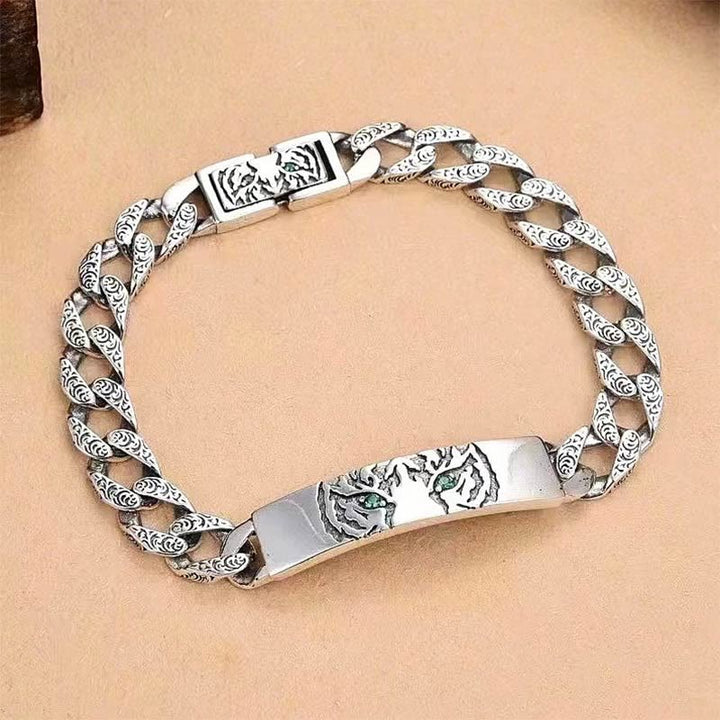 Silbernes Armband mit Tigeraugen-Motiv am Handgelenk getragen elegant