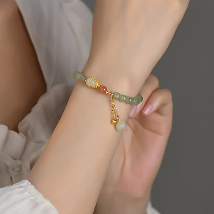 Mehrfarbiges Jade Armband mit goldenen Perlen am Handgelenk getragen elegant