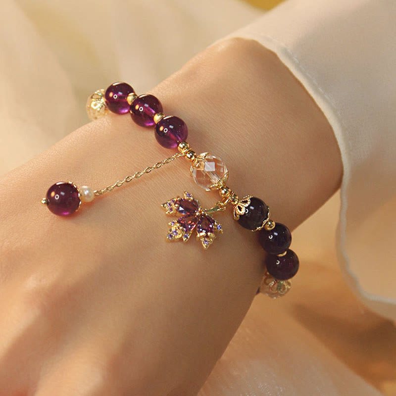 Armband Amethyst Heilung Energie lila Naturstein elegant Handgelenk getragen.