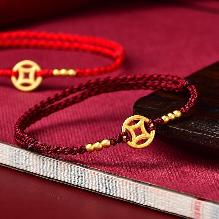 Rotes Armband Kupfer – Stärke mit goldenem Charm auf Stoff.