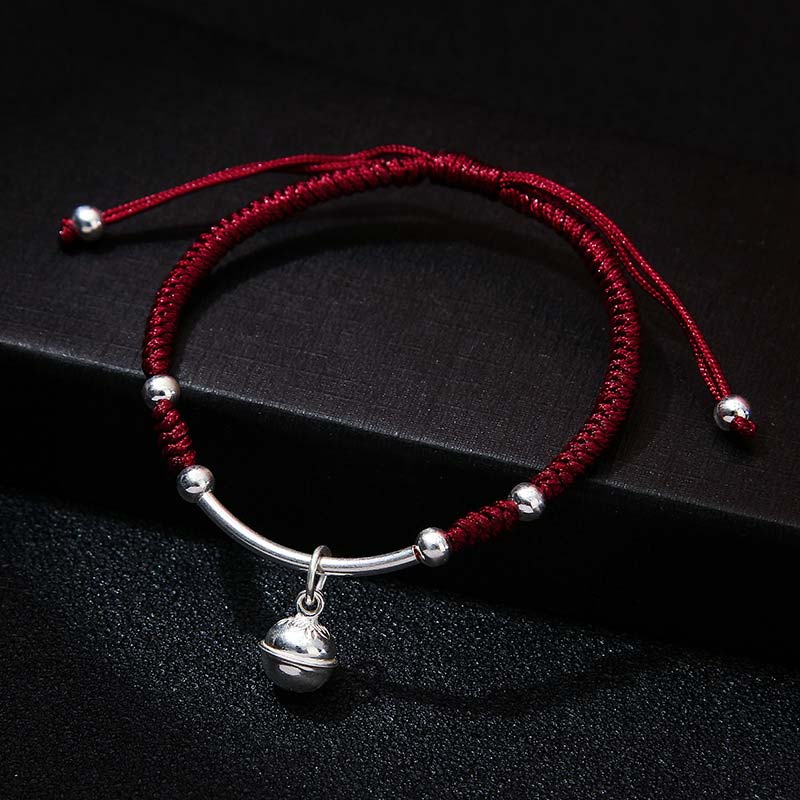 Rotes Schnur Armband mit silberner Glocke Glücksbringer Schmuck Flachaufnahme