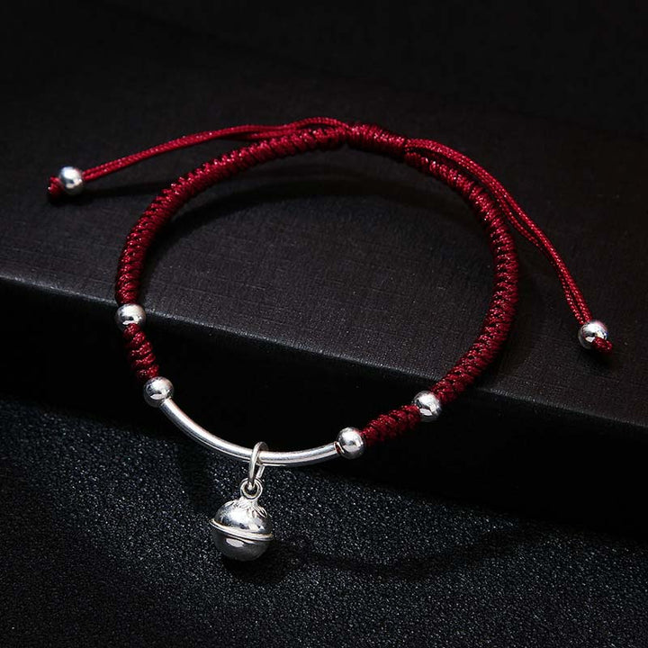 Rotes Schnur Armband mit silberner Glocke Glücksbringer Schmuck Flachaufnahme