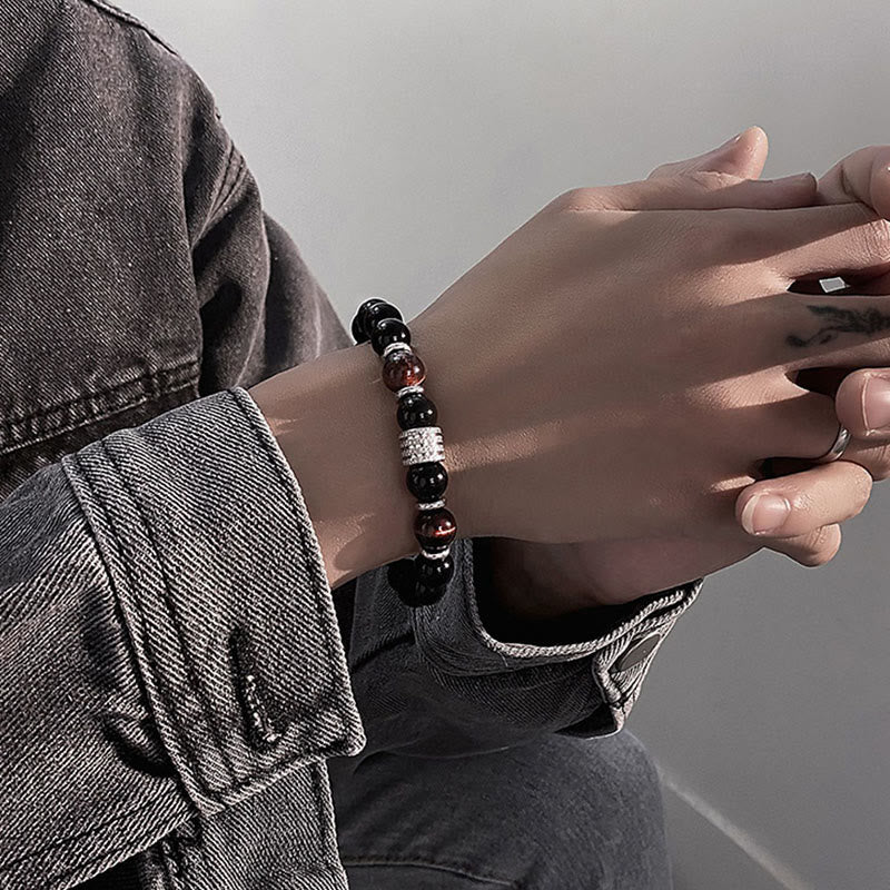 Armband Schwarzer Obsidian Tigerauge – Stärke am Handgelenk getragen elegant