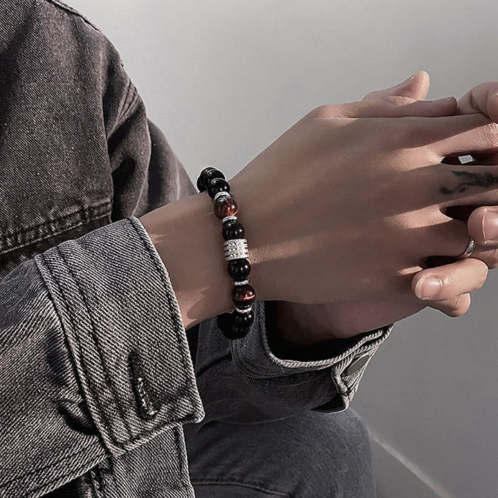 Armband Schwarzer Obsidian Tigerauge – Stärke am Handgelenk getragen elegant