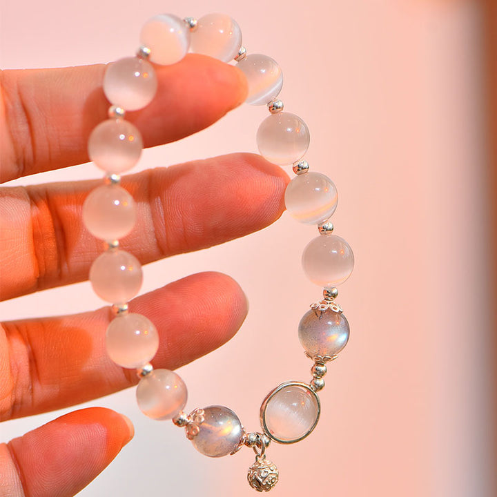 Mondstein Armband 925 Silber am Handgelenk mit schimmernden Perlen getragen