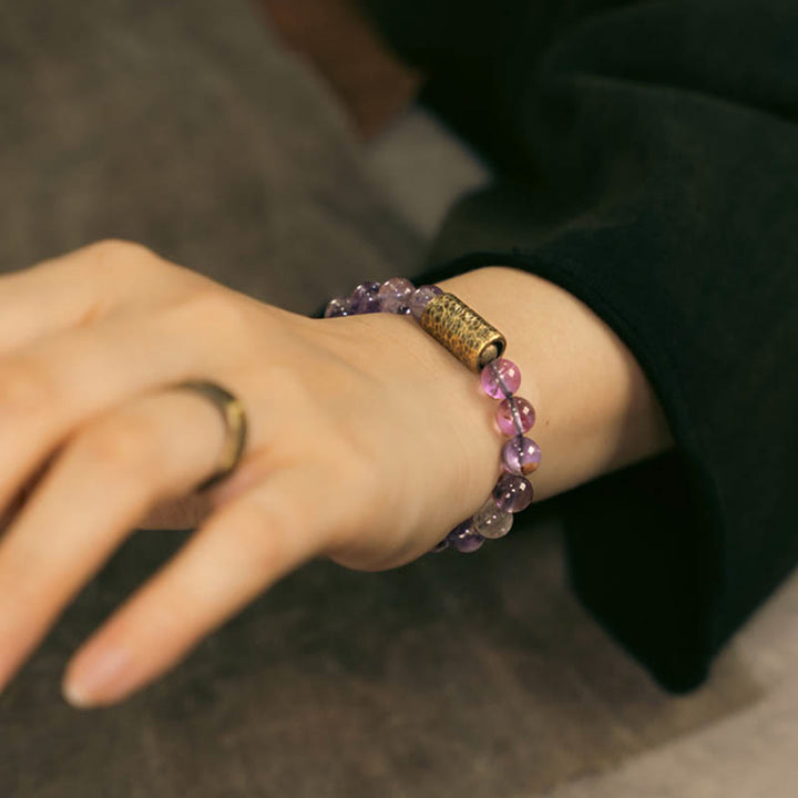 Amethyst Kristall Armband am Handgelenk mit goldenem Verschluss getragen