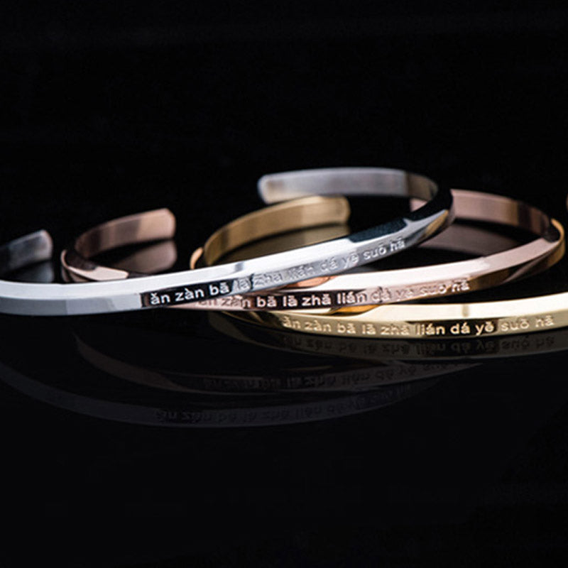 Armband – Schutz & Segen mit chinesischen Schriftzeichen elegant präsentiert