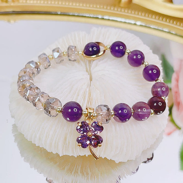 Amethyst Kristall Kleeblatt Armband mit lila Steinen elegant präsentiert.