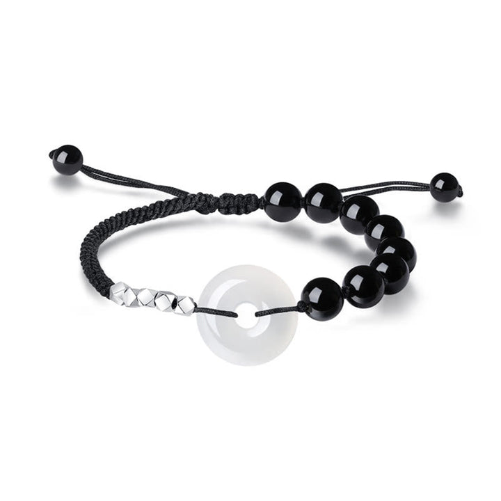 Schwarzes Obsidian Armband mit Silber-Details auf weißem Hintergrund elegante Ausführung