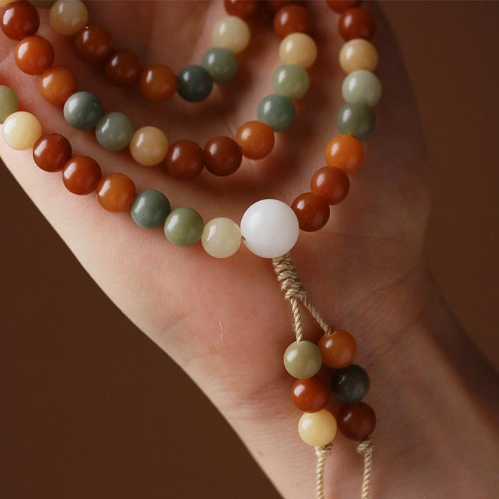 Mala Bodhi Harmonie Armband mit Karneol Jade Perlen am Handgelenk getragen