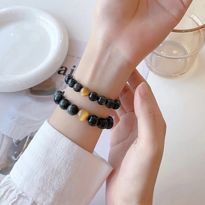 Armband Tigerauge Obsidian Liebe schwarze Perlen Handgelenk getragen